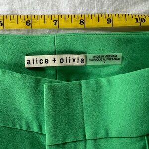 Alice & Olivia Dylan pants in Green size 4 $395